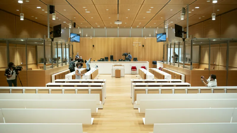 Soudní síň, ve které bude probíhat proces s obžalovanými z podílu na útocích v lednu 2015