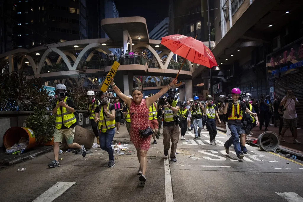 12. června 2019 se shromáždily stovky tisíc demonstrantů v ulicích města. Protestovali proti vydávacím zákonům a demonstrace se setkaly s násilným odporem ze strany policie