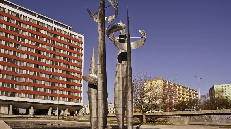 Předrevoluční sochy a plastiky ve veřejném prostoru