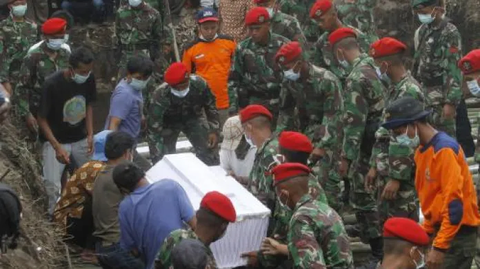 Pohřeb obětí erupce sopky Merapi