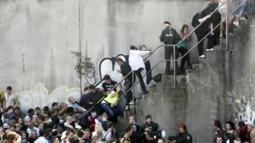 Policie vytahuje účastníky festivalu z davu