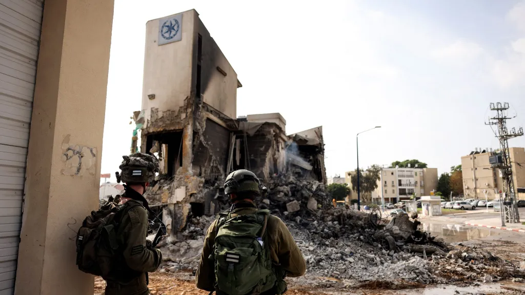 Izraelští vojáci u ruin policejní stanice po útoku Hamásu ve Sderotu