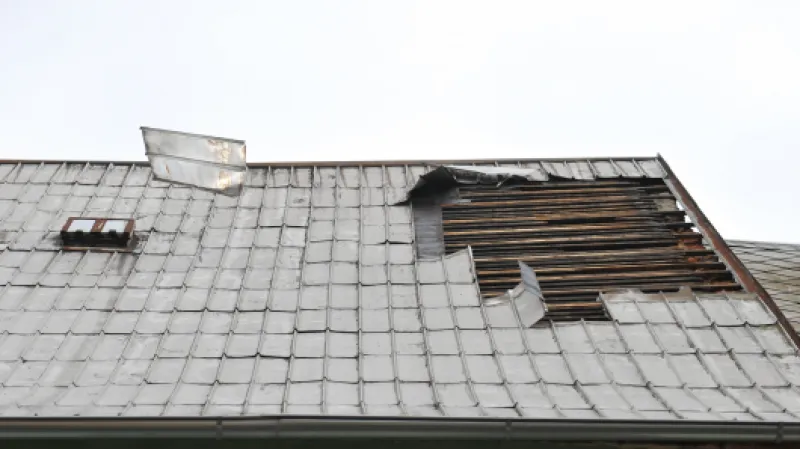 V České Lípě vítr vytrhal plechové kusy střechy, které létaly ulicí,  Autor: Černý Vít,  Zdroj: ČTK