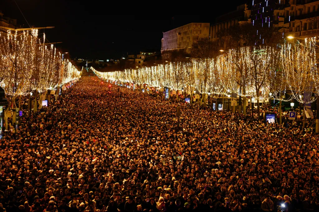 Pařížané se v závěru roku shromáždili na Champs-Élysées