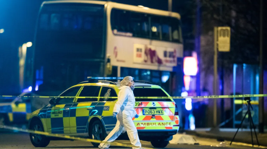 Vyšetřování v britském Oldhamu na místě, kde řidič srazil dvě dívky