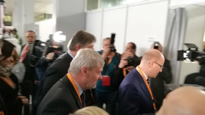 Svůj hlas šel pochopitelně vhodit i ten, o němž se hlasuje - obhajující předseda strany Bohuslav Sobotka