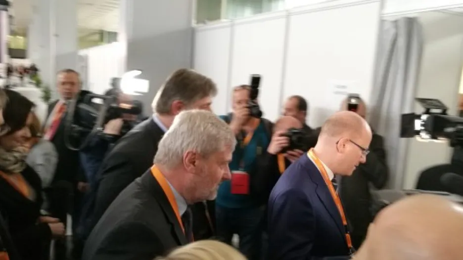 Svůj hlas šel pochopitelně vhodit i ten, o němž se hlasuje - obhajující předseda strany Bohuslav Sobotka