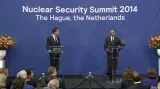 Barack Obama a Mark Rutte na brífinku v Haagu