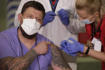 Evropa očkuje proti covidu. První dávky míří k seniorům, zdravotníkům i politikům