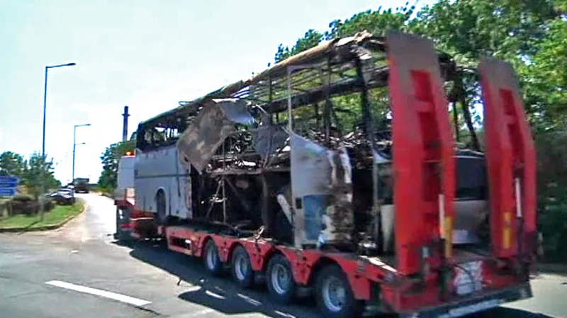 Vyšetřovatelé odvážejí trosky autobusu z Burgasu