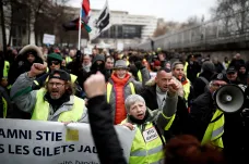 Stávka, blokáda kamionů i zásah proti žlutým vestám v Paříži. Francie zažila perný den