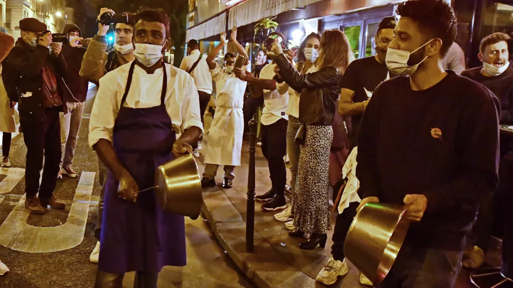 Protest majitelů pařížských restaurací proti omezujícím opatřením