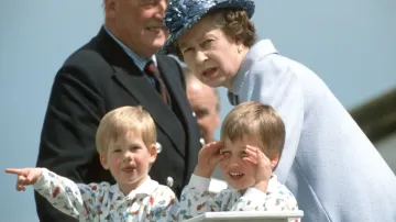 Alžběta II. s vnuky Williamem a Harrym