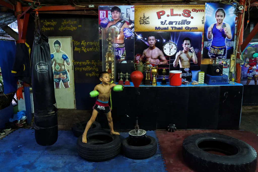 V Thajsku velmi populární dětský bojovník Pornpattara Peachurai, známý jako Tata Por Lasua, je teprve devítileté dítě.  Na snímku Tata trénuje ve svém domovském klubu v Bangkoku