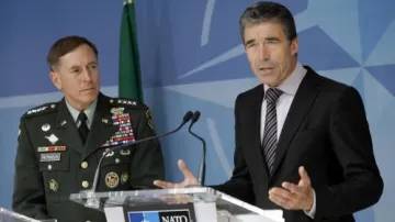 Generál Petraeus a generální tajemník NATO Rasmussen
