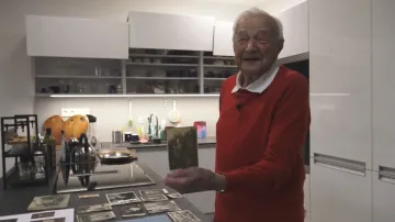 Josef Straka ukazuje fotografii z vojny