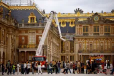 Požár vyhnal návštěvníky Versailles. Plameny dostali hasiči pod kontrolu