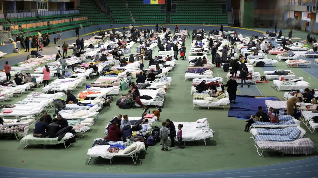 Ukrajinští uprchlíci odpočívají na stadionu v Kišiněvu v březnu roku 2022