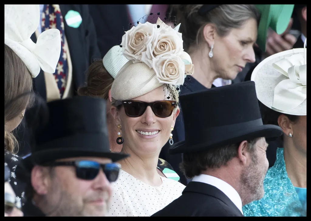 Během zahajovacího dne koňských dostihů Royal Ascot dorazila tradičně i královská rodina