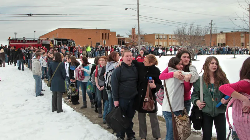 Studenti před školou v Chardonu