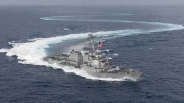 Loď americké armády manévruje v Pacifiku, archivní snímek