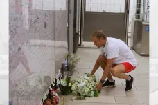 Tusk uctil oběti bruselského teroru ve sportovním, sklidil za to kritiku