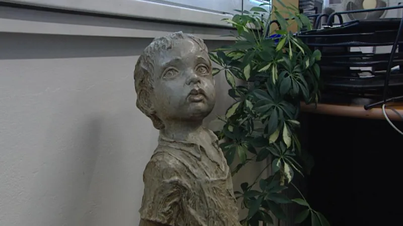 Socha lidického chlapce dlouho zdobila ředitelnu pražské školy