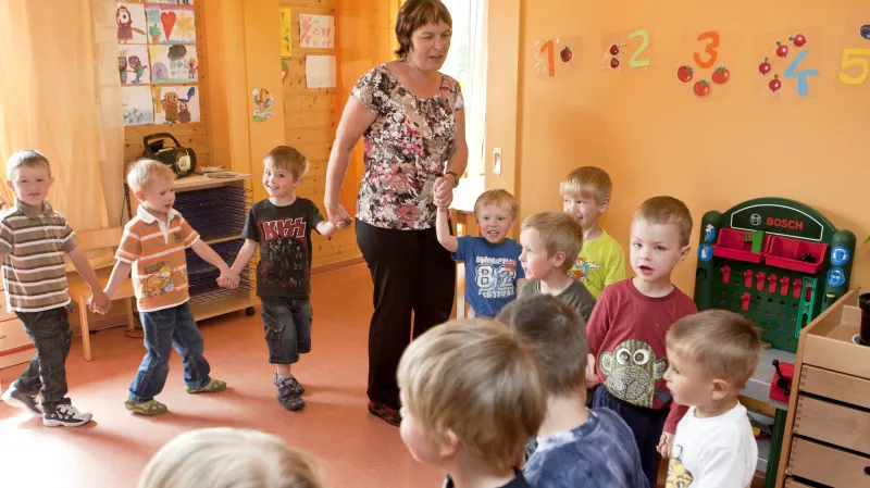 Učitelka s dětmi v mateřské škole