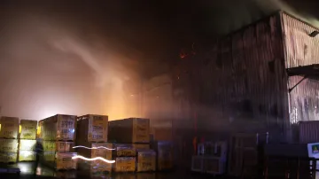 Požar skladovací haly se stavebními materiály ve Zlíně