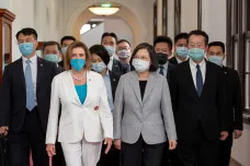 Pelosiová ukončila návštěvu Tchaj-wanu, Čína na ostrov uvaluje sankce