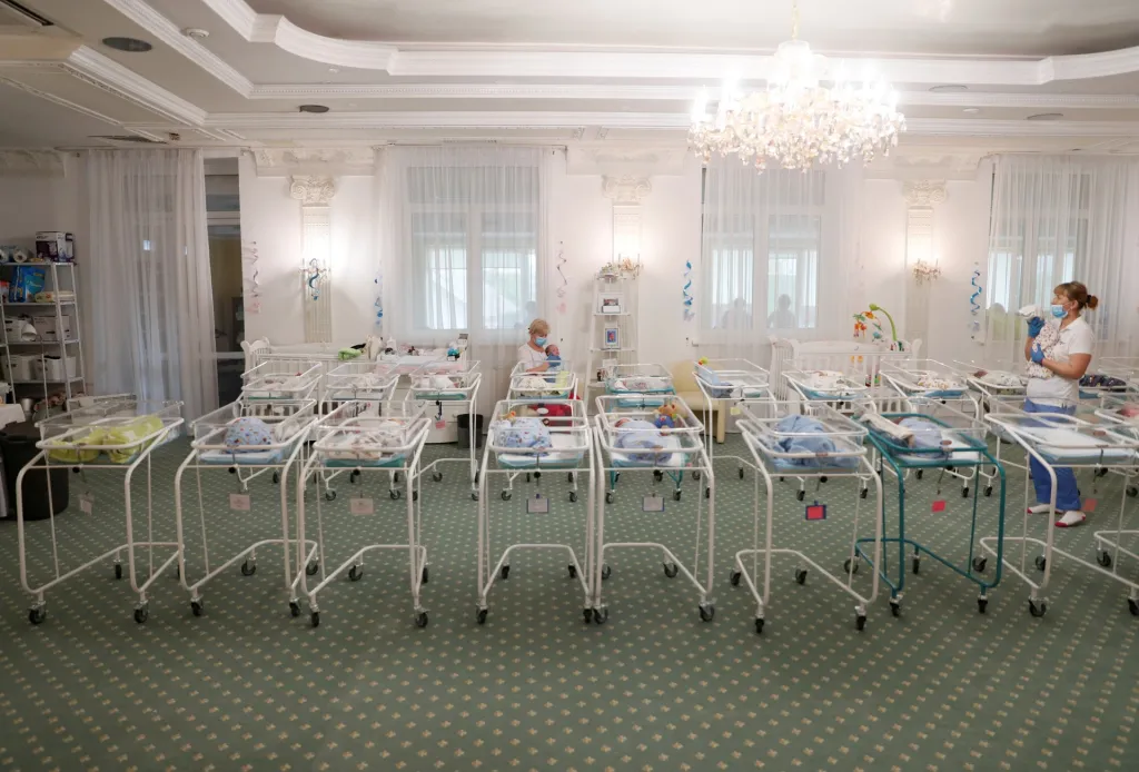 Fotografie ukazuje sestry a novorozence v Hotelu Venice, který vlastní klinika BioTexCom v Kyjevě na Ukrajině. Kvůli nouzovým opatřením jsou zde umístněny děti narozené náhradním matkám. V tuto chvíli je na klinice 50 dětí, které nemůžou navštívit jejich rodiče