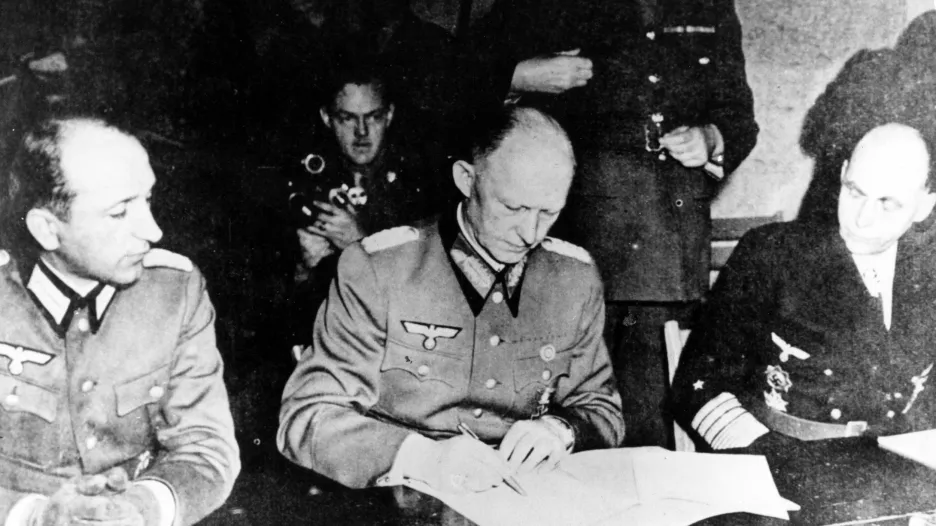 Alfred Jodl při podpisu bezpodmínečné kapitulace nacistického Německa v Remeši