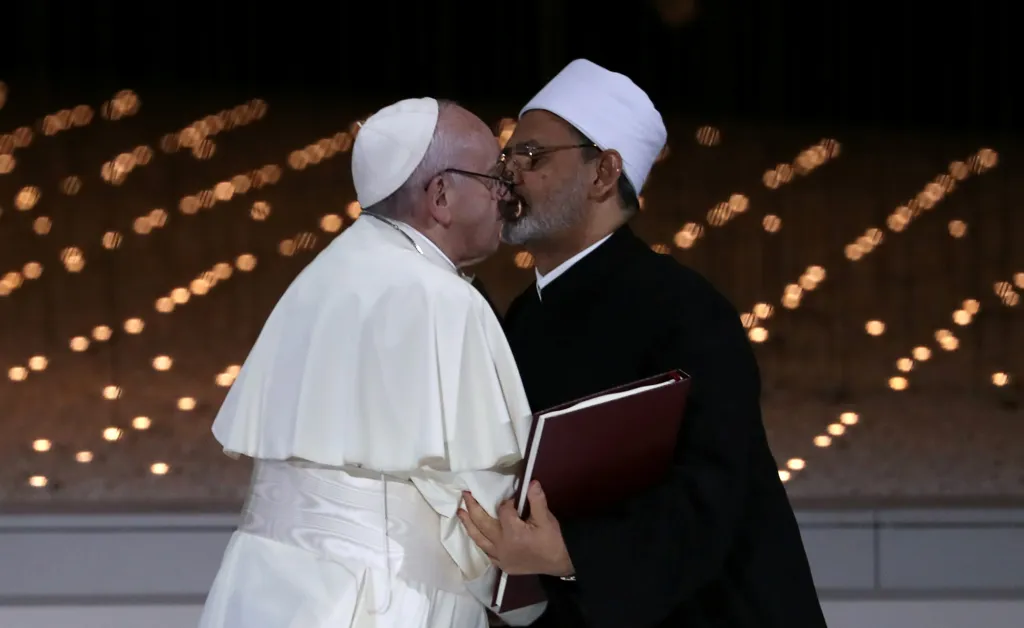 Jednou ze světlých chvil loňského roku, která zmírnila napětí mezi muslimy a křesťany, bylo setkání papeže Františka a hlavního imáma šejka Ahmeda al-Tayeba. Oba duchovní se sešli v Abú Dhabí ve Spojených arabských emirátech, kde řešili otázky náboženského extremismu