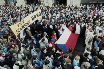 Sametová revoluce je pozitivní událostí pro dvě třetiny Čechů. Kladně ji hodnotí majetnější a vzdělanější