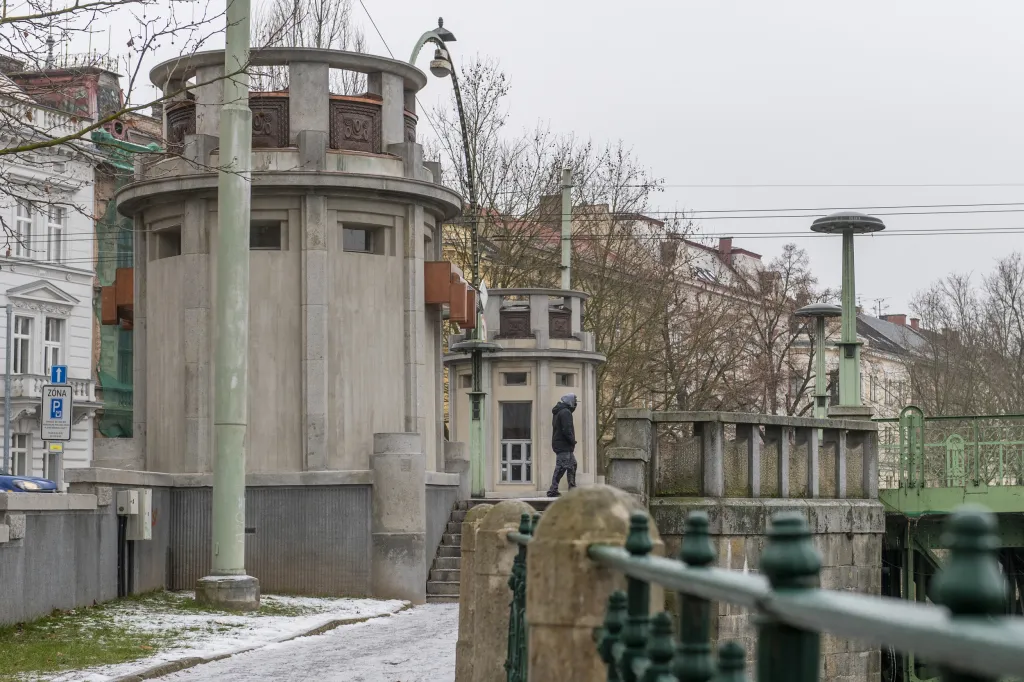 Rekonstrukce secesního kiosku na Pražském mostě v centru Hradce Králové (na snímku vlevo) je těsně před dokončením. Nejviditelnější změnou je osazení objektu markýzou, která zastřešuje prostor před výdejním okénkem