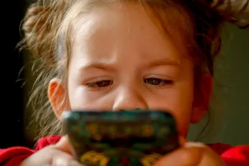 Sítě místo spánku. Studie zkoumala, jak se u dětí zvyšuje pravděpodobnost budoucí deprese