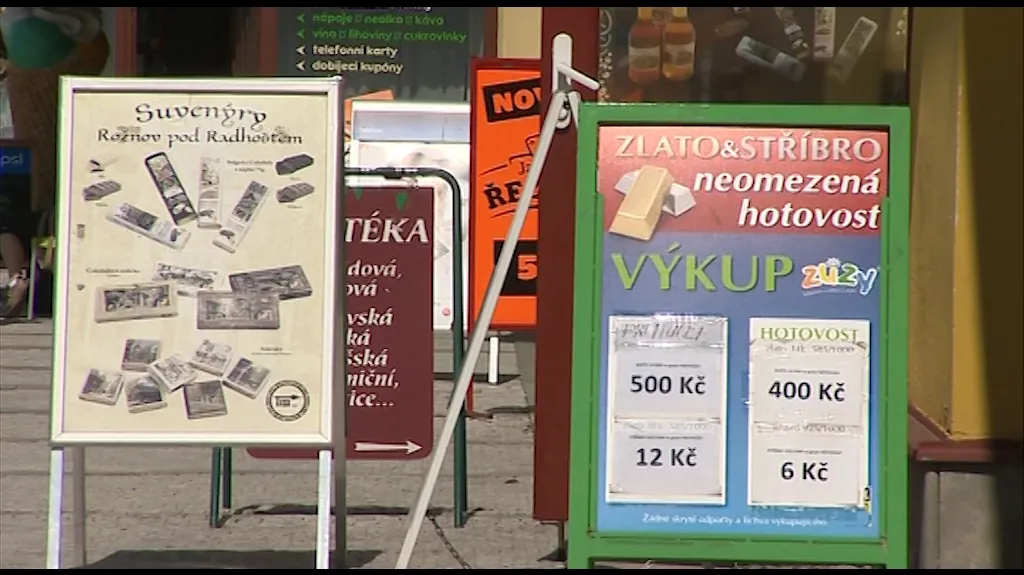 V ulicích Rožnova pod Radhoštěm překrývá na chodnících jedna reklamní cedule druhou