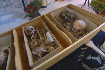 Do kostela ve Staré Vodě v někdejším vojenském prostoru se vrátily ostatky tří kněží