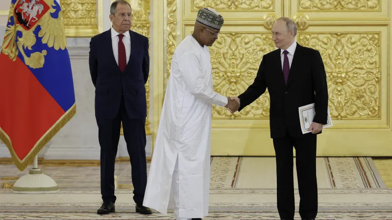 Šéf ruské diplomacie Sergej Lavrov, ruský vládce Vladimir Putin a nigerský velvyslanec Abdou Sidikou Issa na snímku z listopadu 2024