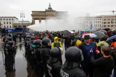 Kvůli změně protiinfekčního zákona protestovaly v Berlíně tisíce lidí, policie je rozháněla vodními děly