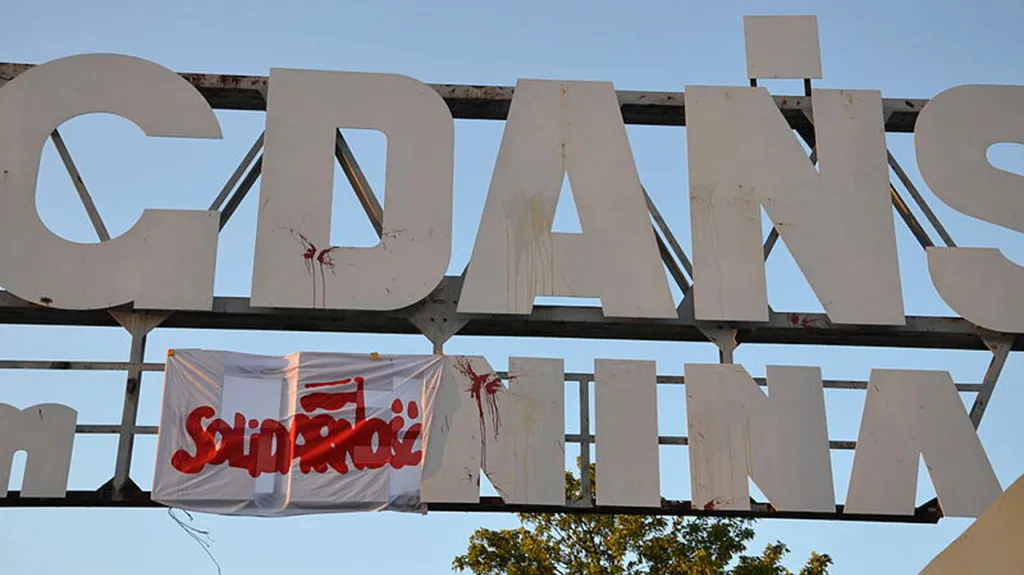 Leninovo jméno nad vchodem gdaňské loděnice