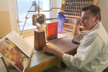 Rytec, který se stal rytířem. Český sklář Tomáš Lesser získal francouzský Řád umění a literatury