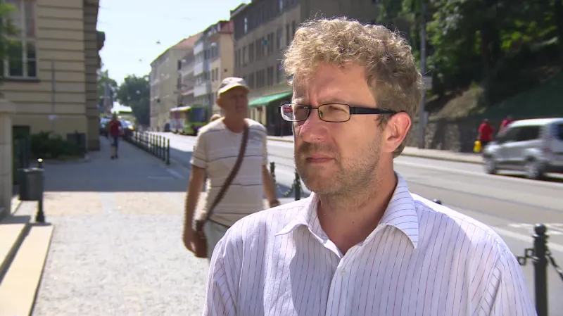 O zlevnění ročního jízdného hovoří náměstek Martin Ander (SZ)