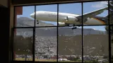 Pohled na přistávající letadlo z oken školy v Quitu