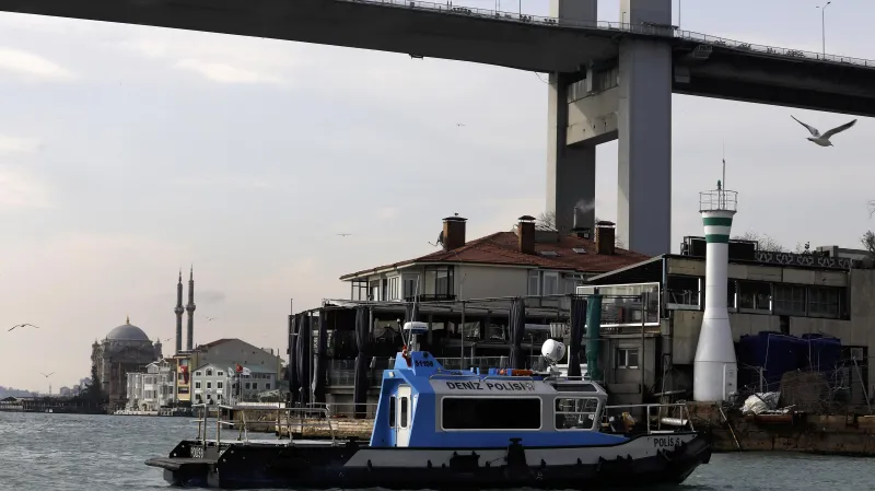 Klub se nachází přímo na břehu bosporské úžiny