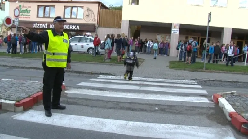 Strážník u přechodu v Ivančicích hlídkuje každé ráno