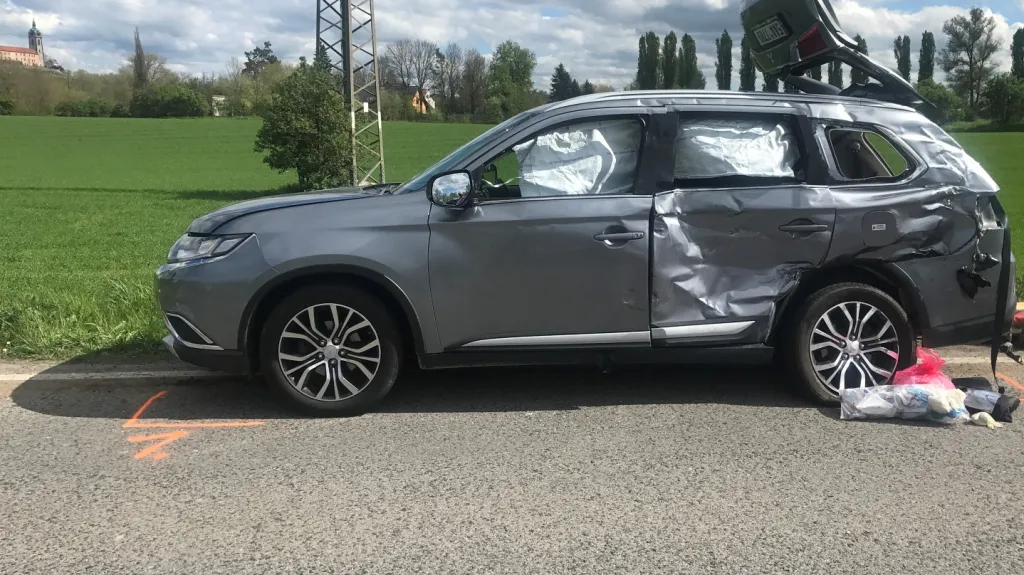 Při nehodě na Mělnicku zemřeli v osobním autě tři lidé