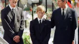 Charles se syny Williamem a Harrym během Dianina pohřbu