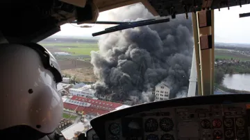 Záběry požáru v Chropyni z vrtulníku