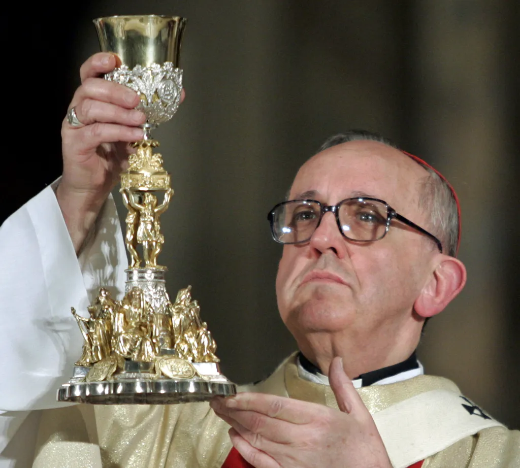 Kardinál Bergoglio během bohoslužby v Buenos Aires